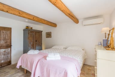 Vacances au coeur du Luberon avec piscine
