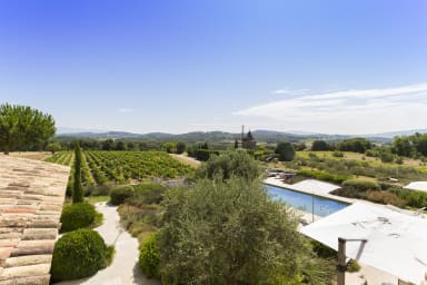 Exceptional property to rent with heated pool