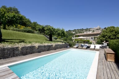 Propriété de caractère à louer à Lacoste avec piscine chauffée