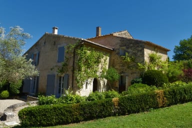A louer maison en pierres en Luberon avec piscine chauffée et tennis