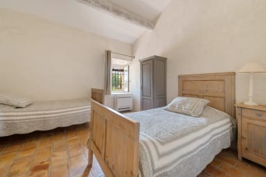 Stone house with swimming pool for rent in the heart of the Luberon