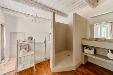 Warm and romantic house to rent in Provence