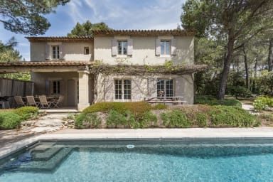 Exceptional quality of life for this villa to rent in Ménerbes