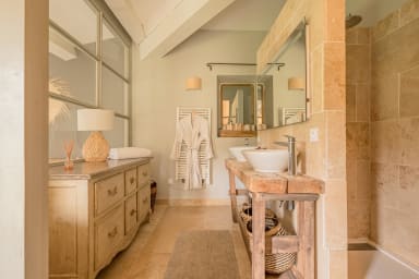 Stone house for rent in Provence with heated swimming pool