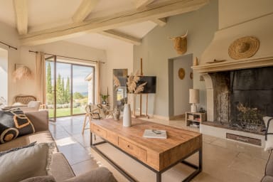Magnificent stone house to rent with heated swimming pool in Provence