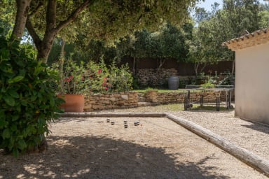Stone house with swimming pool for rent in the heart of the Luberon