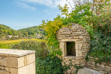 Exceptional property to rent in the heart of the Petit Luberon in Ménerbes