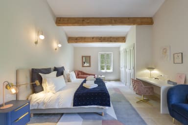 Holiday home to rent with swimming pool and large landscaped garden in Alpilles