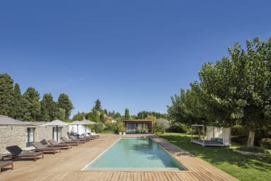 Exceptional property to rent with heated pool