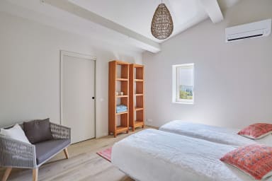 Well-being and relaxation holidays in Provence with heated swimming pool
