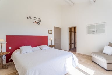 Superb villa with heated pool for rent in Gordes