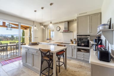 Stunning property with heated pool for rent in Gordes