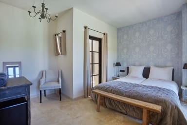 Magnifique maison en pierres à louer avec piscine chauffée en Provence