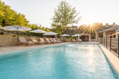 Piscine chauffée et terrains de golf pour des vacances de rêve