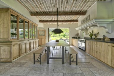 Character property to rent in Lacoste with heated swimming pool