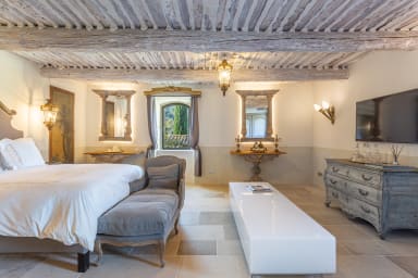 A romantic setting for a dream holiday in the Luberon at Ménerbes