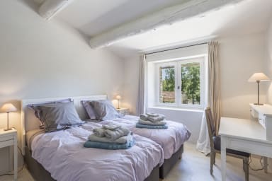 Magnificent stone house to rent with heated swimming pool in Provence
