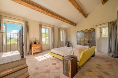 Magnificent property with heated pool for rent in Goult