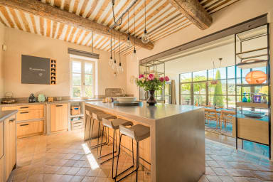 Character property to rent in Goult with heated swimming pool