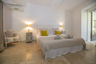 Magnificent stone house to rent with heated swimming pool in Provence