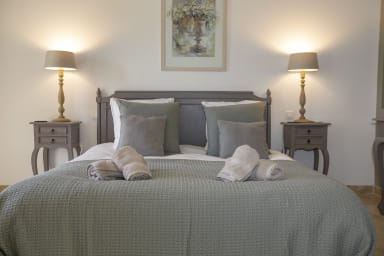 Exceptional bastide to rent in Provence with heated swimming pool