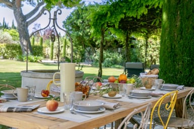 Perfume of well-being for this bastide for rent in St Rémy de Provence