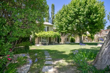 Magnificent property with heated swimming pool for rent near Alpilles