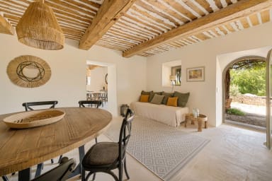 Détente absolue pour cette villa à louer en Provence