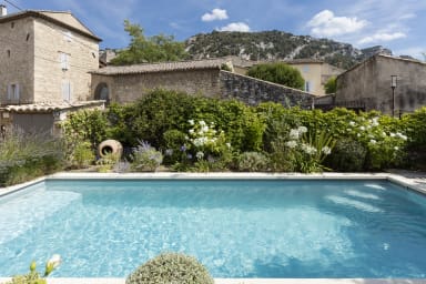 Bathing facing the Luberon for this villa to rent in Robion
