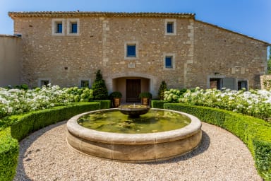 Exceptionnelle maison en pierres à louer au coeur du Luberon