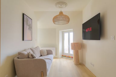Télévision connectée avec Netflix sur bras articulé.