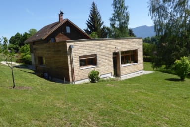 Vue de l'extension récente en bois depuis le jardin / View of recent wooden...