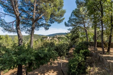 Sublime view of the Luberon from this villa for rent in Ménerbes