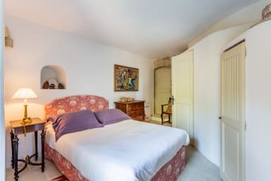 Splendid property to rent in the heart of Provence with swimming pool