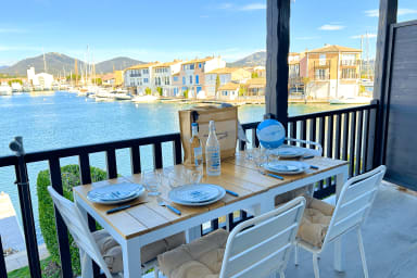 3-room apartment renovated in Port Grimaud South. - A/C - Mooring