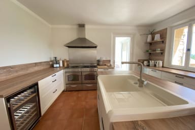 Exceptional property to rent with heated pool