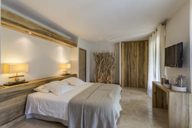 Stone house for rent in Provence with heated swimming pool