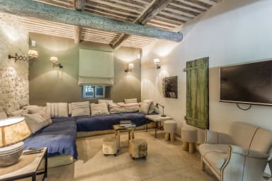 Exceptional stone house to rent in the heart of Provence