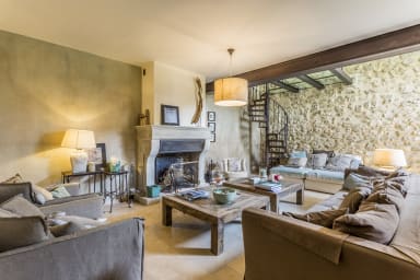 Magnificent stone house to rent with heated swimming pool in Provence