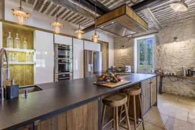 Well-being and relaxation holidays in Provence with heated swimming pool