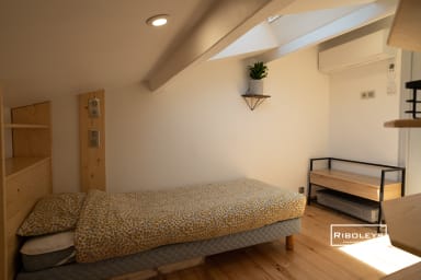 Chambre climatisée à l'étage avec 2 lits simples