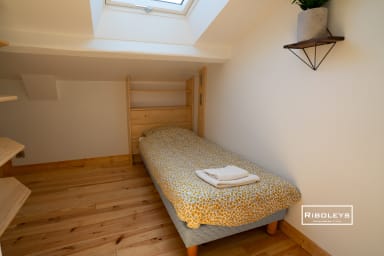 Chambre climatisée à l'étage avec 2 lits simples