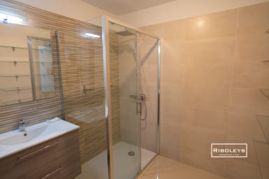 Grande salle de bain avec douche et sèche cheveux