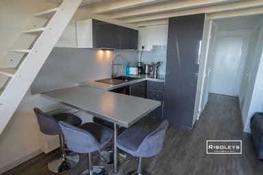 Cuisine équipée avec four, réfrigérateur et congélateur.