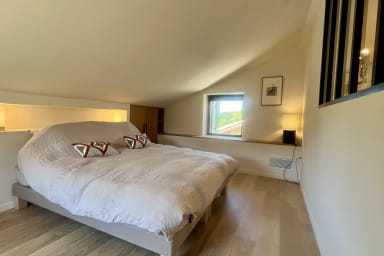 Chambre à l'étage, salle d'eau attenante avec toilette