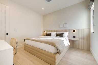 King-size bed, sleeps 2 (Cool Gel Chill memory foam mattress)