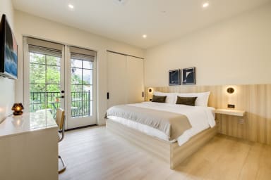 King-size bed, sleeps 2, Sony Smart TV