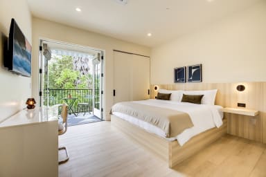 King-size bed, sleeps 2, Sony Smart TV