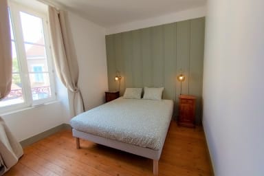 lit double, chambre lumineuse