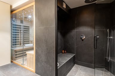 Independent bathroom with shower and sauna